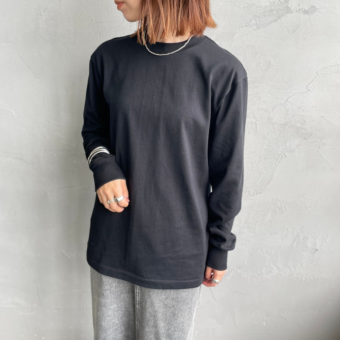 Hanes [ヘインズ] KURO クルーネックロングスリーブTシャツ [HM4-C201] 090 ﾌﾞﾗｯｸ &&モデル身長：158cm 着用サイズ：S&&