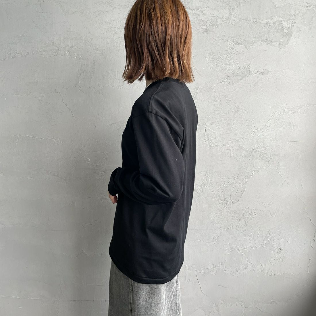 Hanes [ヘインズ] KURO クルーネックロングスリーブTシャツ [HM4-C201] 090 ﾌﾞﾗｯｸ &&モデル身長：158cm 着用サイズ：S&&