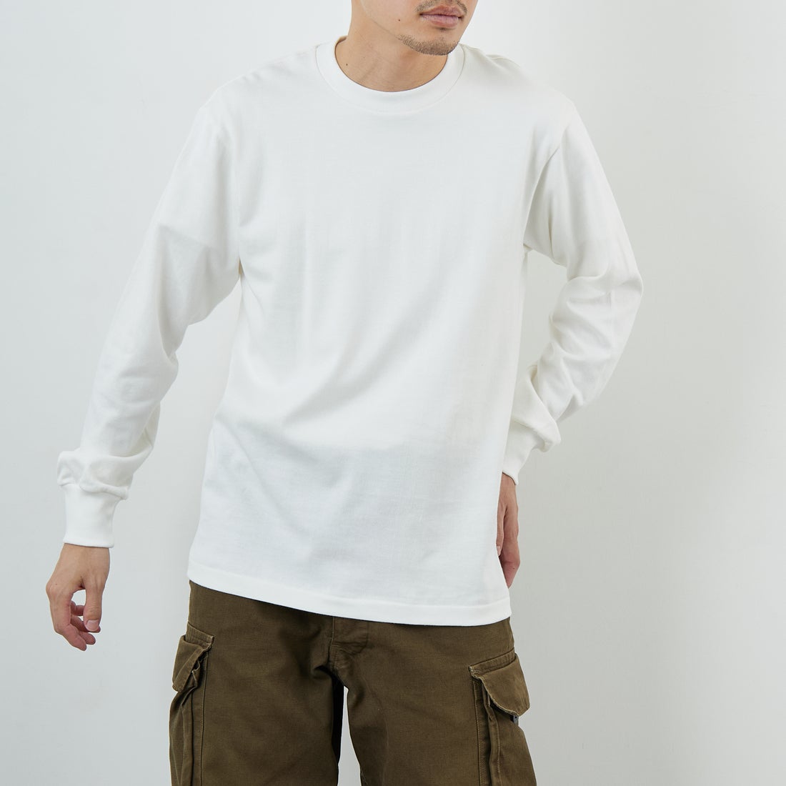 Hanes [ヘインズ] SHIRO クルーネックロングスリーブTシャツ [HM4-A201] 010 ﾎﾜｲﾄ &&モデル身長：168cm 着用サイズ：M&&