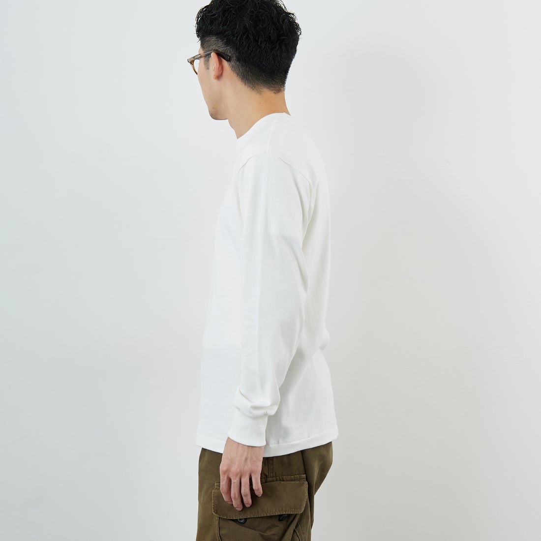 Hanes [ヘインズ] SHIRO クルーネックロングスリーブTシャツ [HM4-A201] 010 ﾎﾜｲﾄ &&モデル身長：168cm 着用サイズ：M&&
