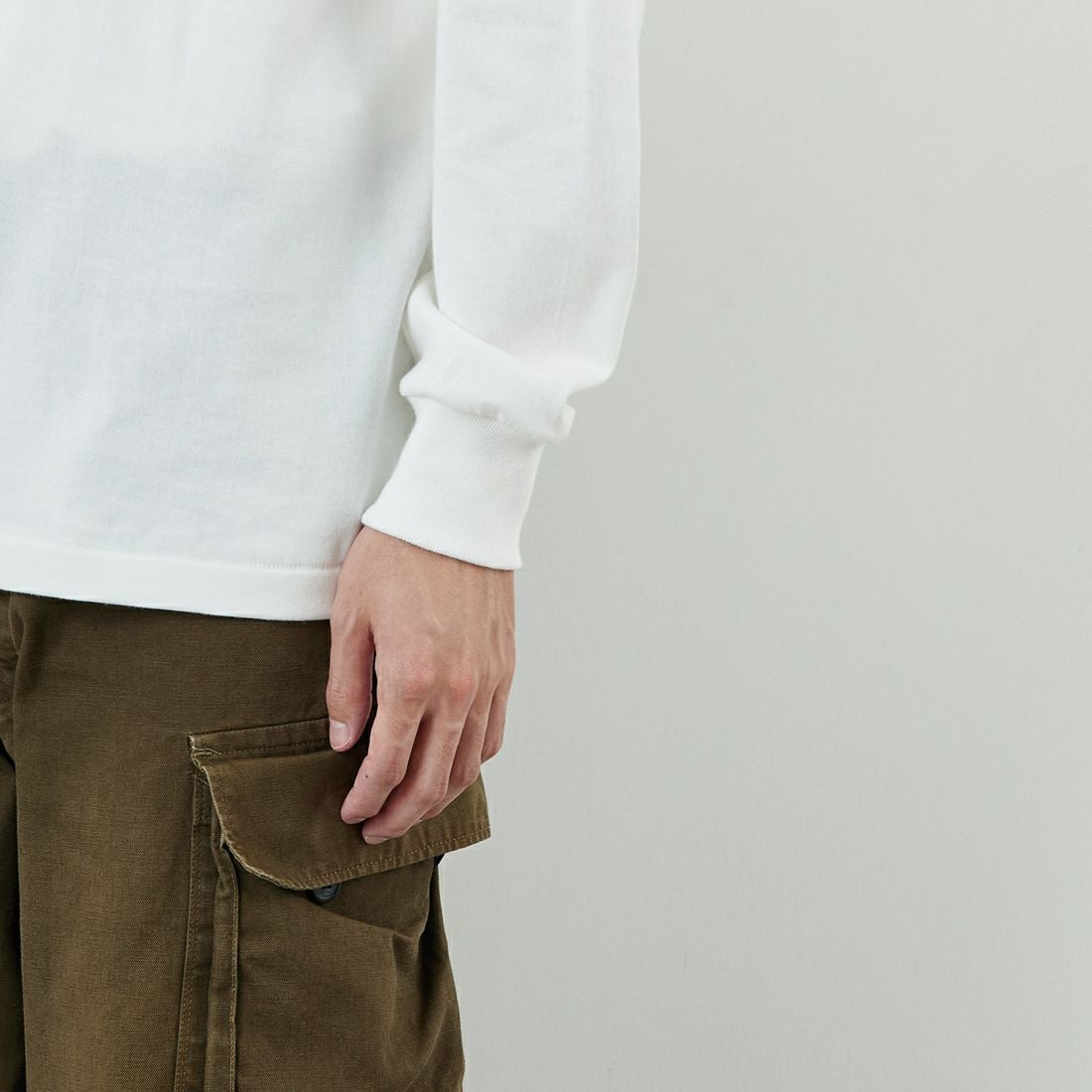 Hanes [ヘインズ] SHIRO クルーネックロングスリーブTシャツ [HM4-A201] 010 ﾎﾜｲﾄ &&モデル身長：168cm 着用サイズ：M&&