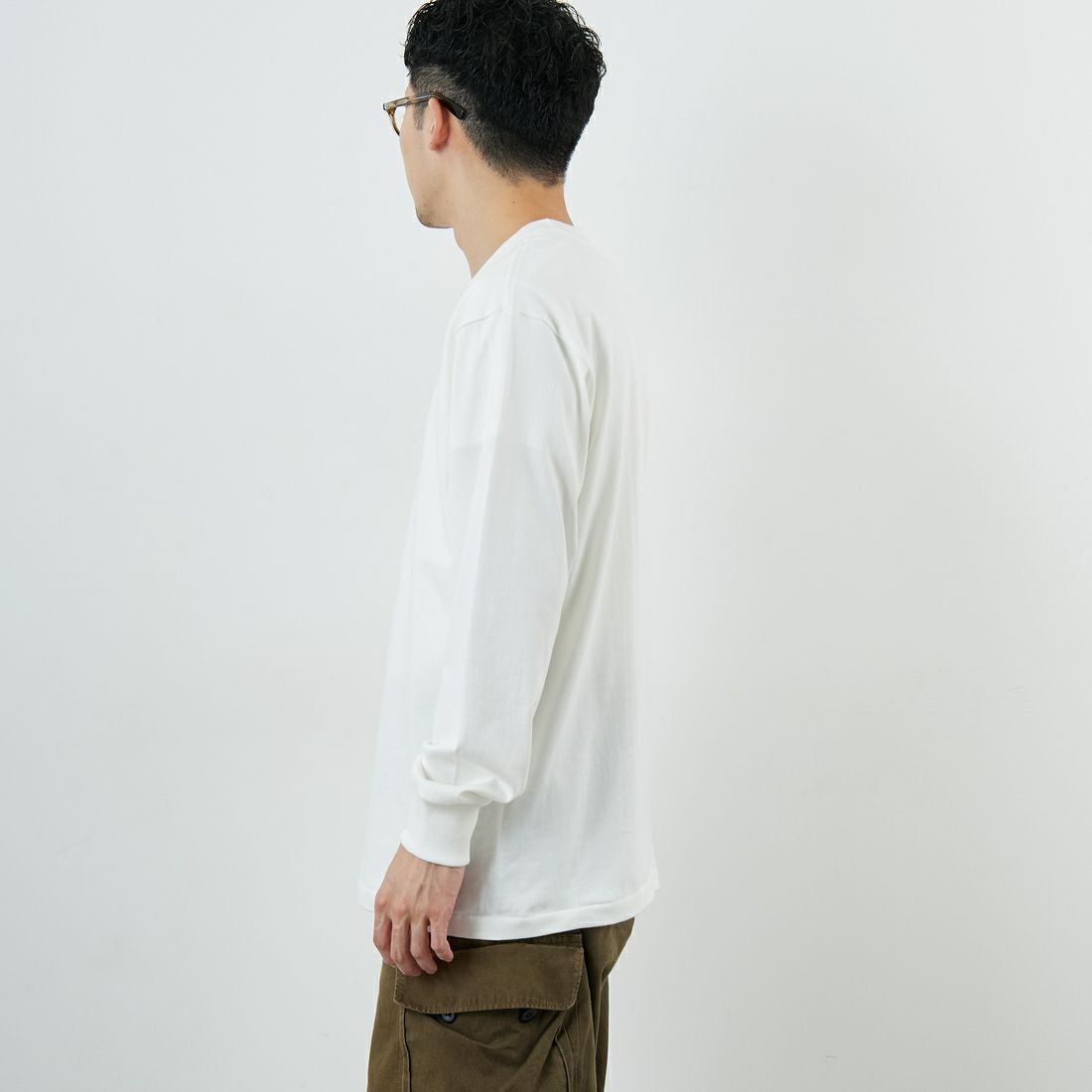 Hanes [ヘインズ] SHIRO クルーネックロングスリーブTシャツ [HM4-A201] 010 ﾎﾜｲﾄ &&モデル身長：168cm 着用サイズ：L&&