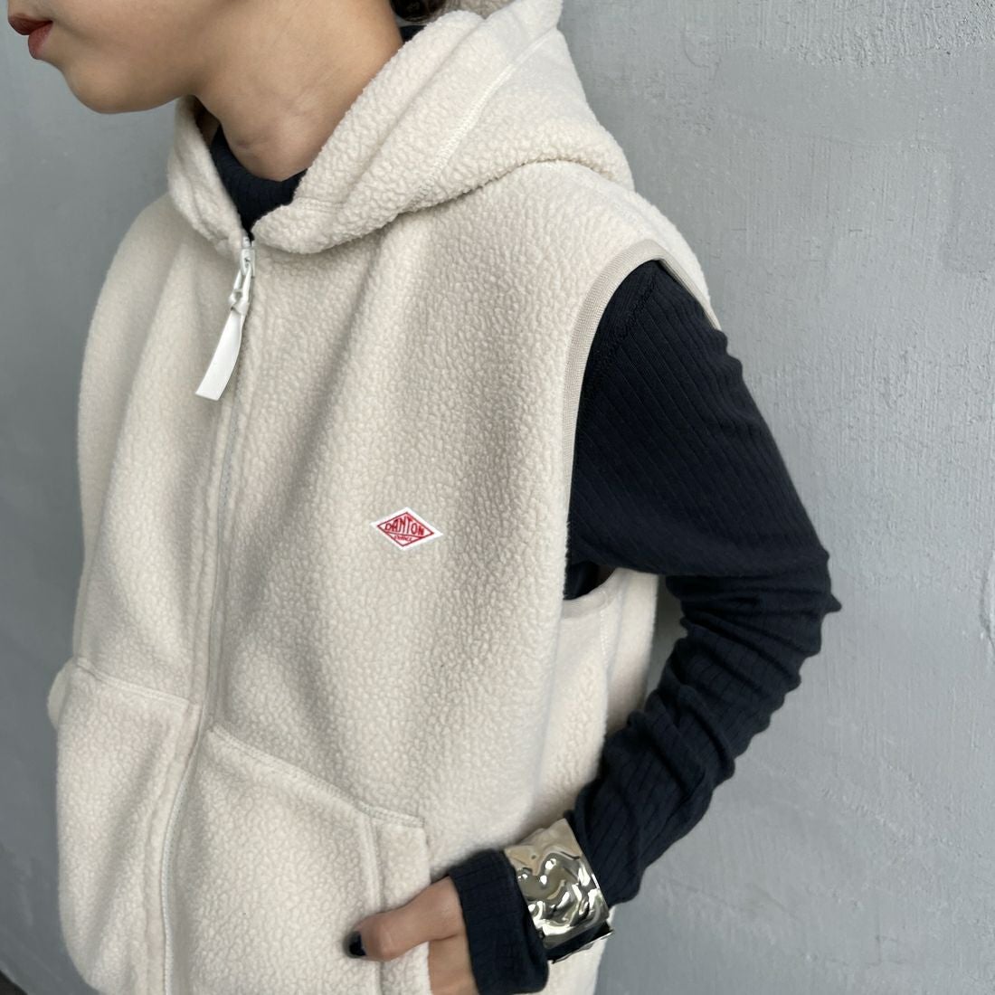 DANTON [ダントン] サーマルプロ ジップベスト [DT-C0471POL] IVORY &&モデル身長：150cm 着用サイズ：36&&