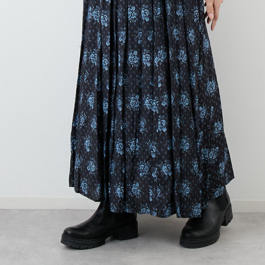 ne Quittez pas [ヌキテパ] シャンタンジャガード ポピープリントヨークドレス [010452WL1] 09 BLACK &&モデル身長：162cm 着用サイズ：M&&