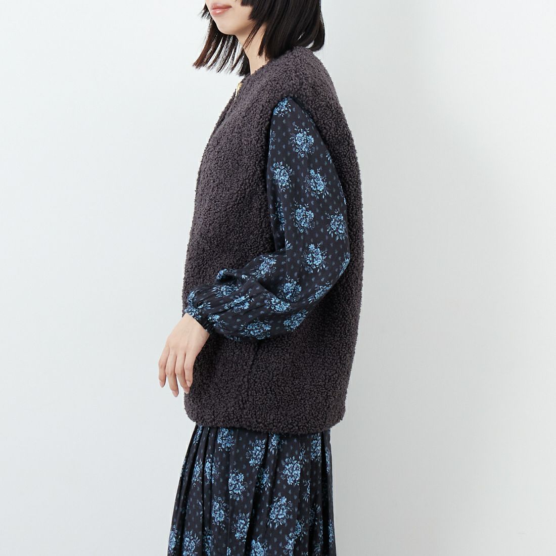 STELLA CIFFON [ステラシフォン] スーパーテディファー リバーシブルベスト [ST3-26102] 82 CHARCOA &&モデル身長：162cm 着用サイズ：36&&