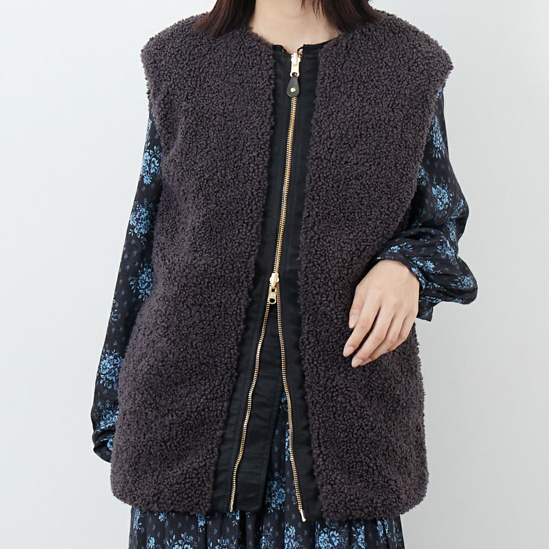 STELLA CIFFON [ステラシフォン] スーパーテディファー リバーシブルベスト [ST3-26102] 82 CHARCOA &&モデル身長：162cm 着用サイズ：36&&