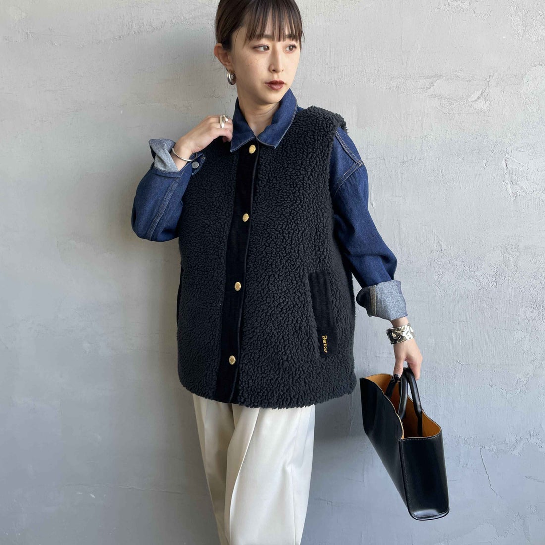 Barbour [バブアー] DULSIE LINER テディフリース ライナーボアベスト [LLI0016] BLACK/CLAS &&モデル身長：150cm 着用サイズ：10&&