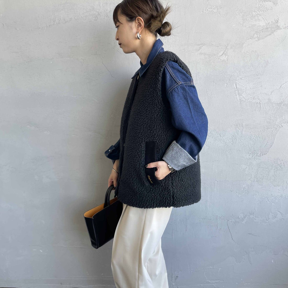 Barbour [バブアー] DULSIE LINER テディフリース ライナーボアベスト [LLI0016] BLACK/CLAS &&モデル身長：150cm 着用サイズ：10&&