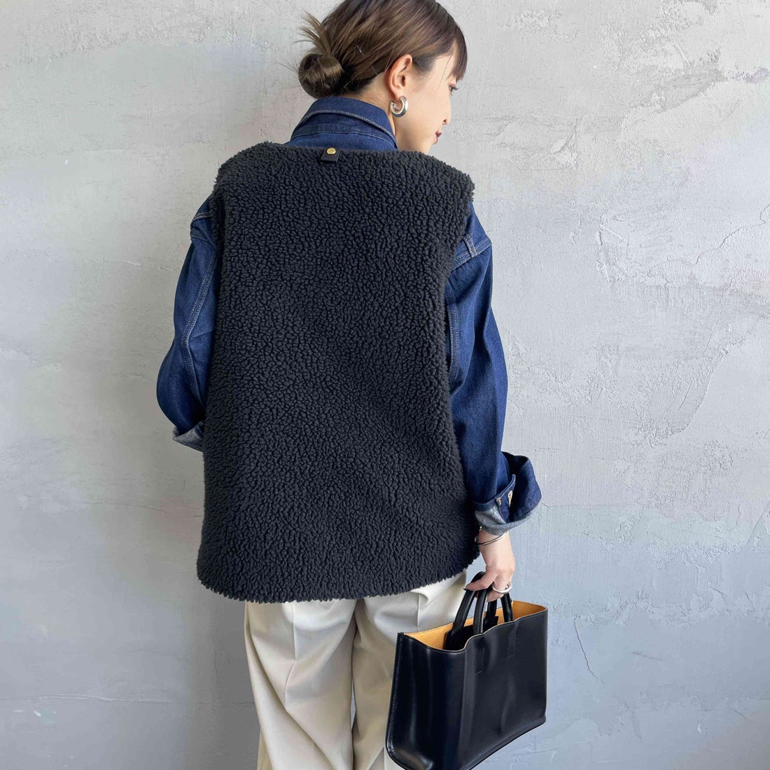Barbour [バブアー] DULSIE LINER テディフリース ライナーボアベスト [LLI0016] BLACK/CLAS &&モデル身長：150cm 着用サイズ：10&&