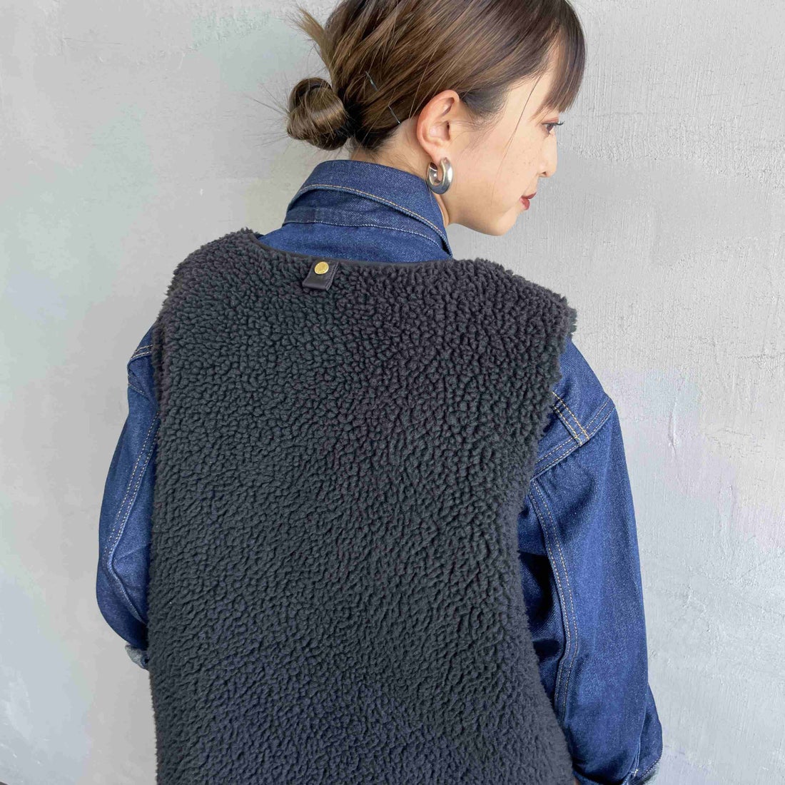 Barbour [バブアー] DULSIE LINER テディフリース ライナーボアベスト [LLI0016] BLACK/CLAS &&モデル身長：150cm 着用サイズ：10&&