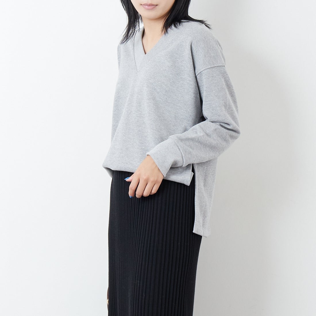 marmors [マルモア] ラメVネックスウェット [0225309121] GRAY &&モデル身長：167cm 着用サイズ：36&&