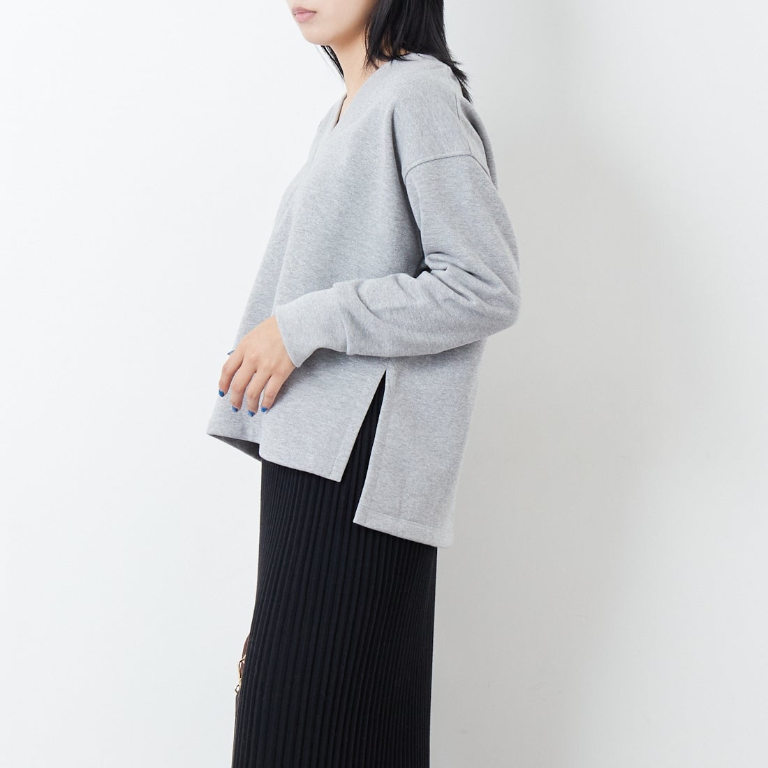 marmors [マルモア] ラメVネックスウェット [0225309121] GRAY &&モデル身長：167cm 着用サイズ：36&&