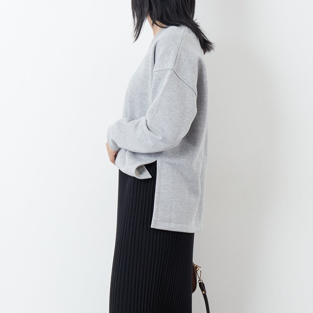 marmors [マルモア] ラメVネックスウェット [0225309121] GRAY &&モデル身長：167cm 着用サイズ：36&&