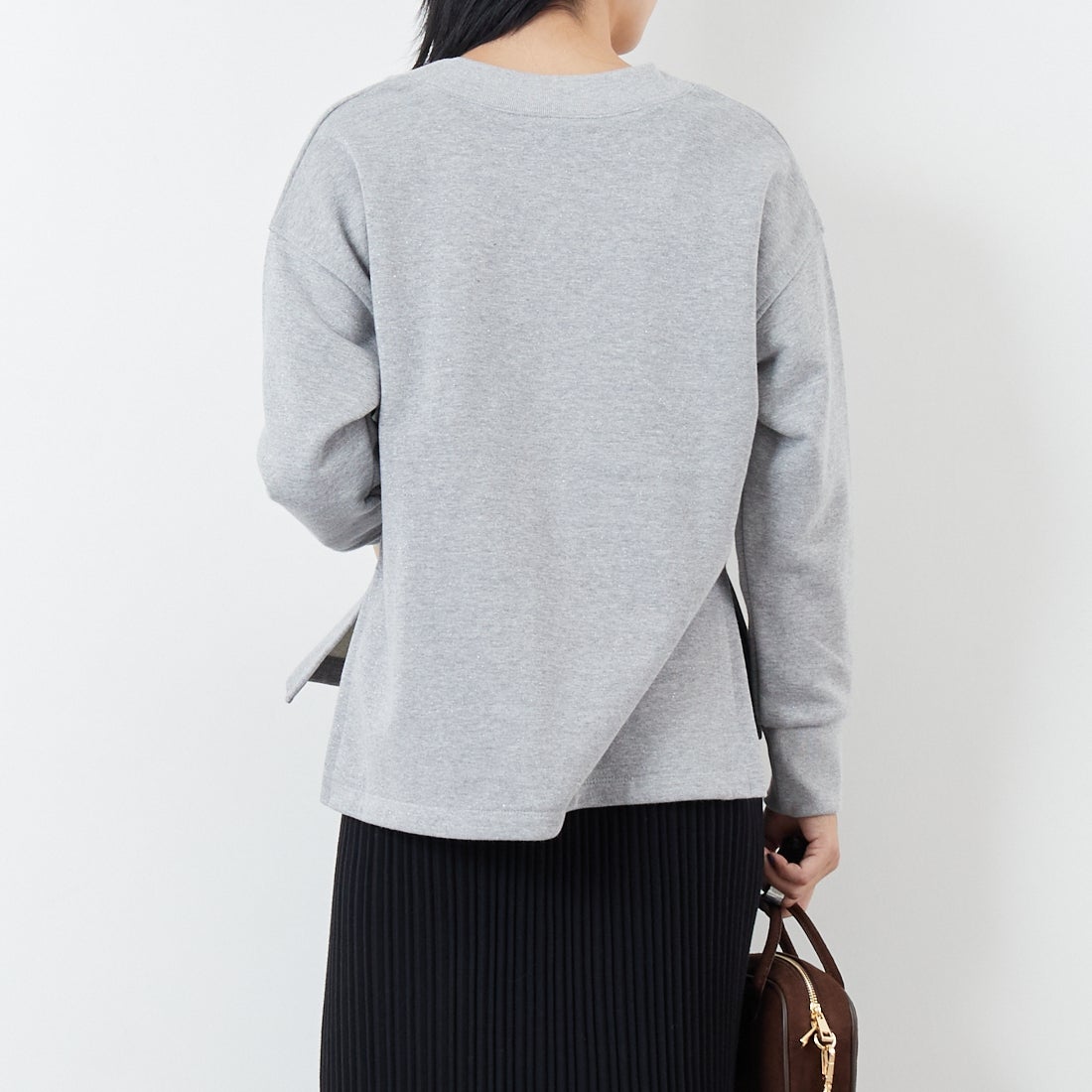 marmors [マルモア] ラメVネックスウェット [0225309121] GRAY &&モデル身長：167cm 着用サイズ：36&&