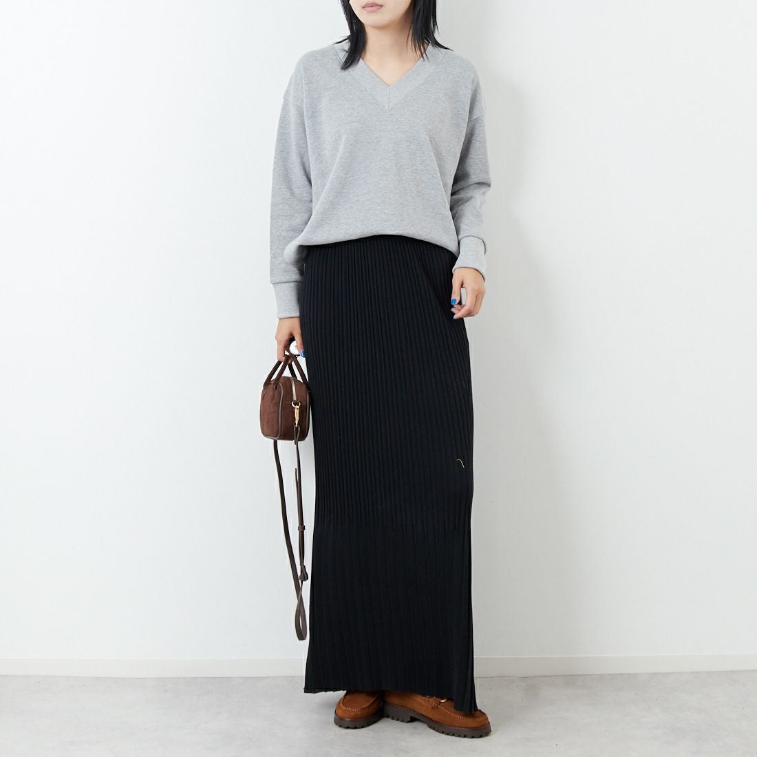 marmors [マルモア] ラメVネックスウェット [0225309121] GRAY &&モデル身長：167cm 着用サイズ：36&&