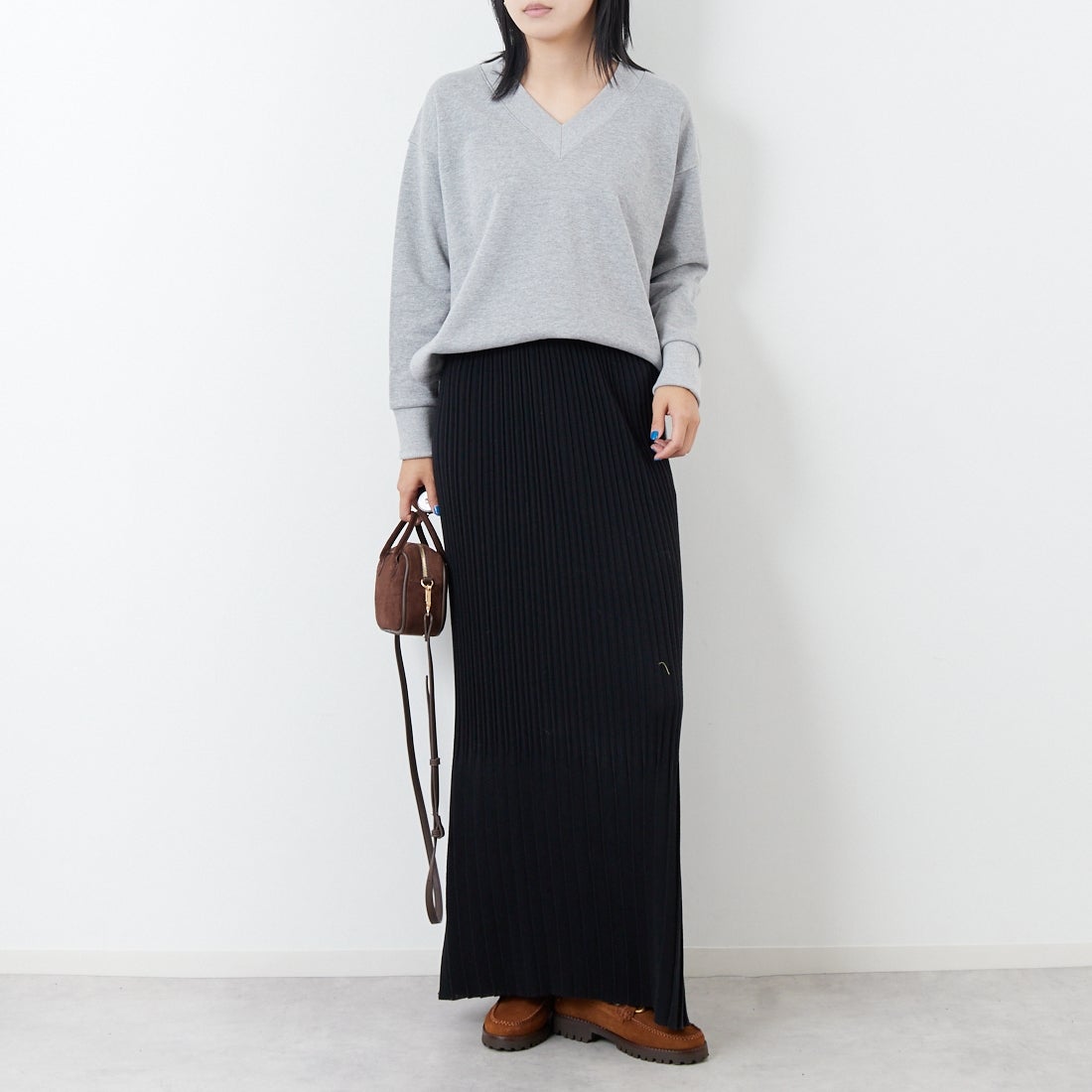 marmors [マルモア] ラメVネックスウェット [0225309121] GRAY &&モデル身長：167cm 着用サイズ：36&&