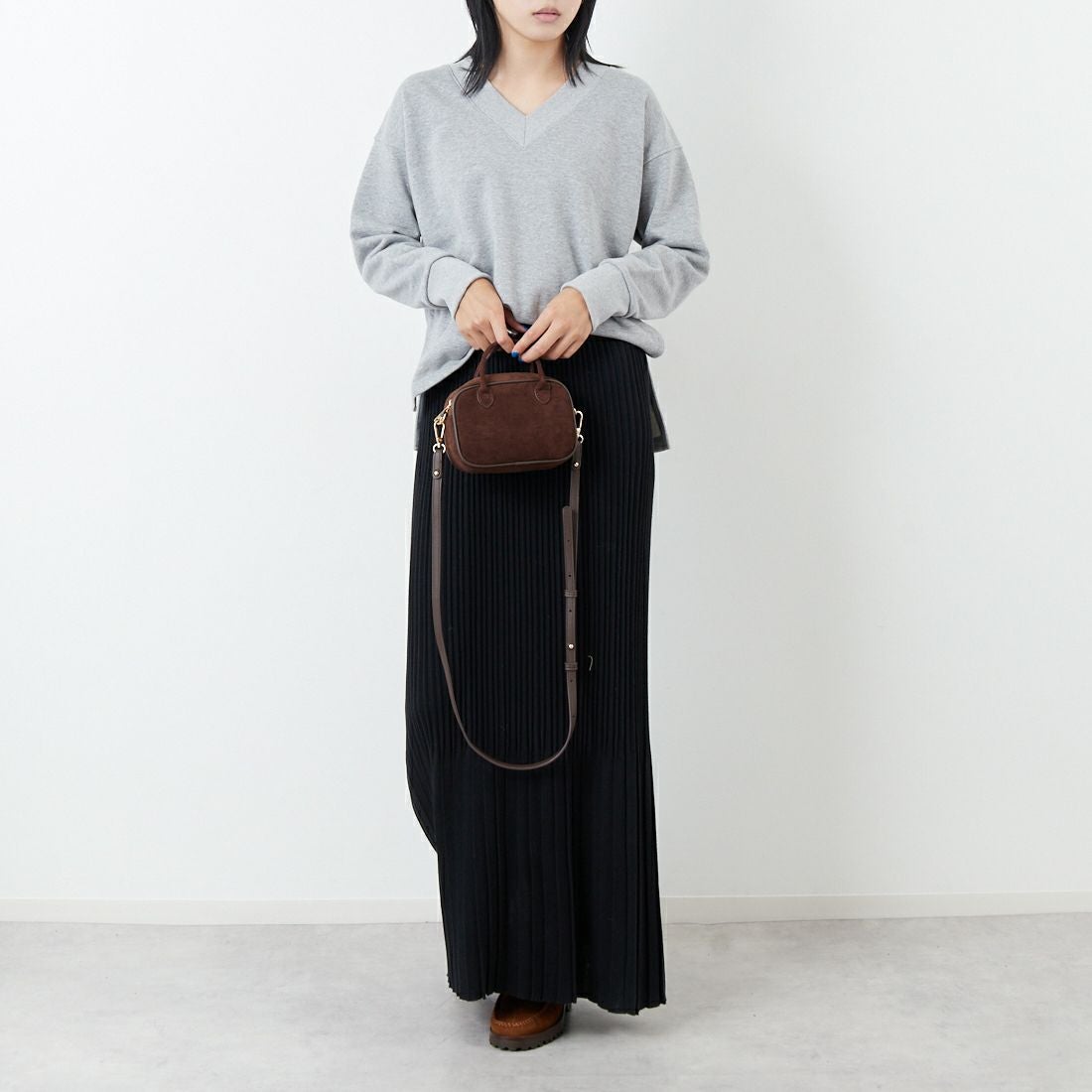 marmors [マルモア] ラメVネックスウェット [0225309121] GRAY &&モデル身長：167cm 着用サイズ：36&&