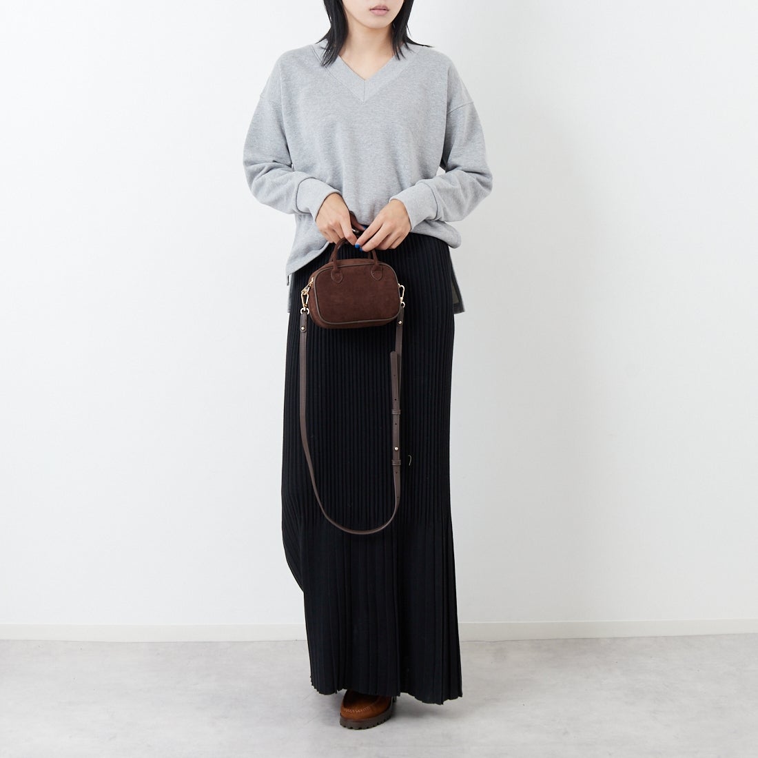 marmors [マルモア] ラメVネックスウェット [0225309121] GRAY &&モデル身長：167cm 着用サイズ：36&&