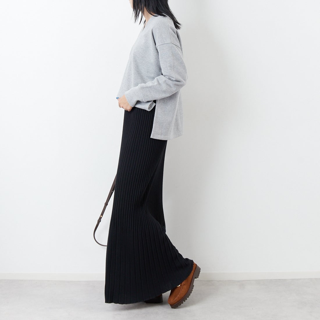 marmors [マルモア] ラメVネックスウェット [0225309121] GRAY &&モデル身長：167cm 着用サイズ：36&&