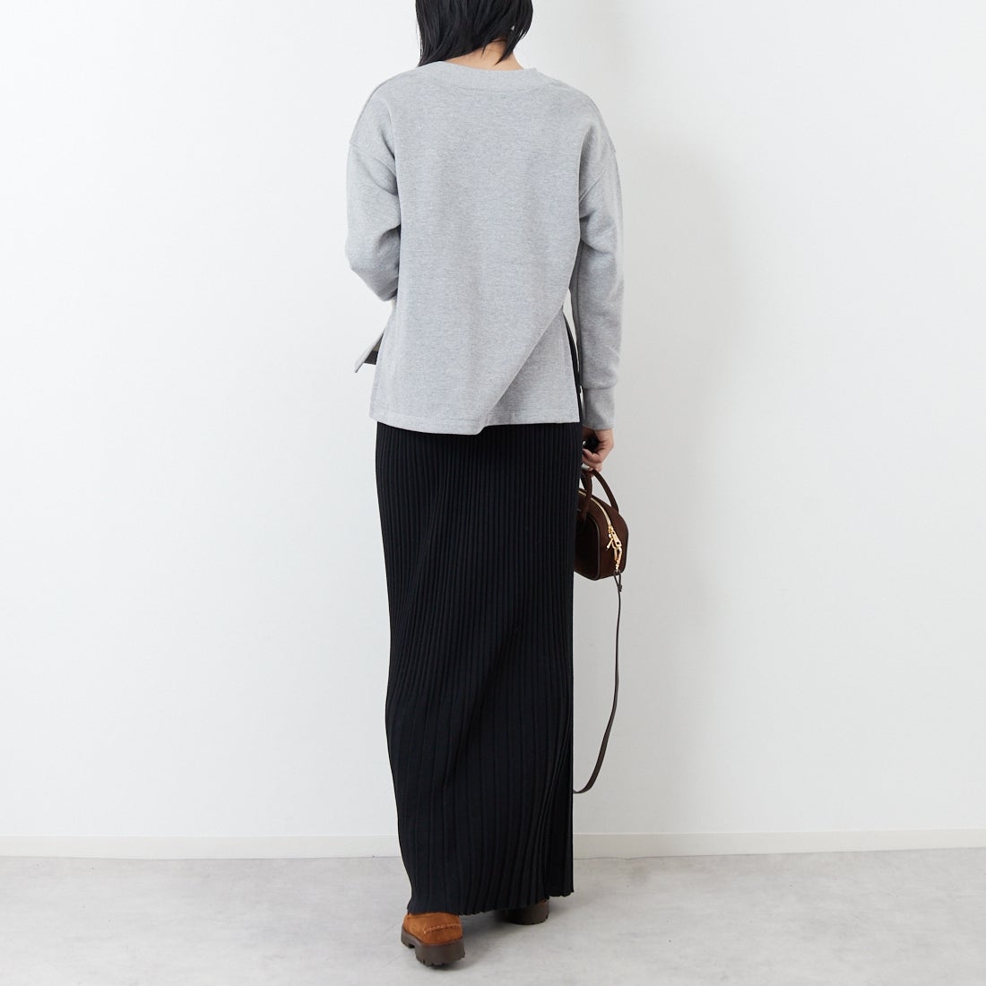 marmors [マルモア] ラメVネックスウェット [0225309121] GRAY &&モデル身長：167cm 着用サイズ：36&&