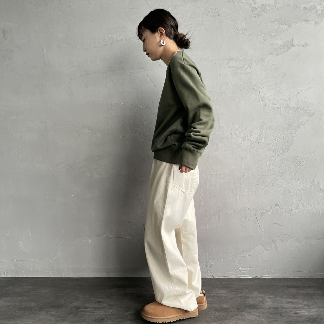 FRED PERRY [フレッドペリー] ローレルリースロゴ刺繍 クルーネックスウェット [M4727] W19 LAUREL &&モデル身長：150cm 着用サイズ：S&&