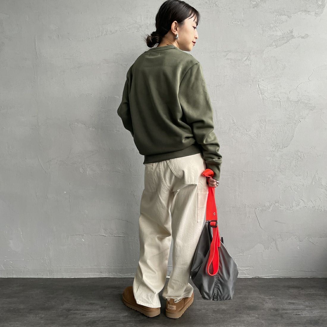 FRED PERRY [フレッドペリー] ローレルリースロゴ刺繍 クルーネックスウェット [M4727] W19 LAUREL &&モデル身長：150cm 着用サイズ：S&&