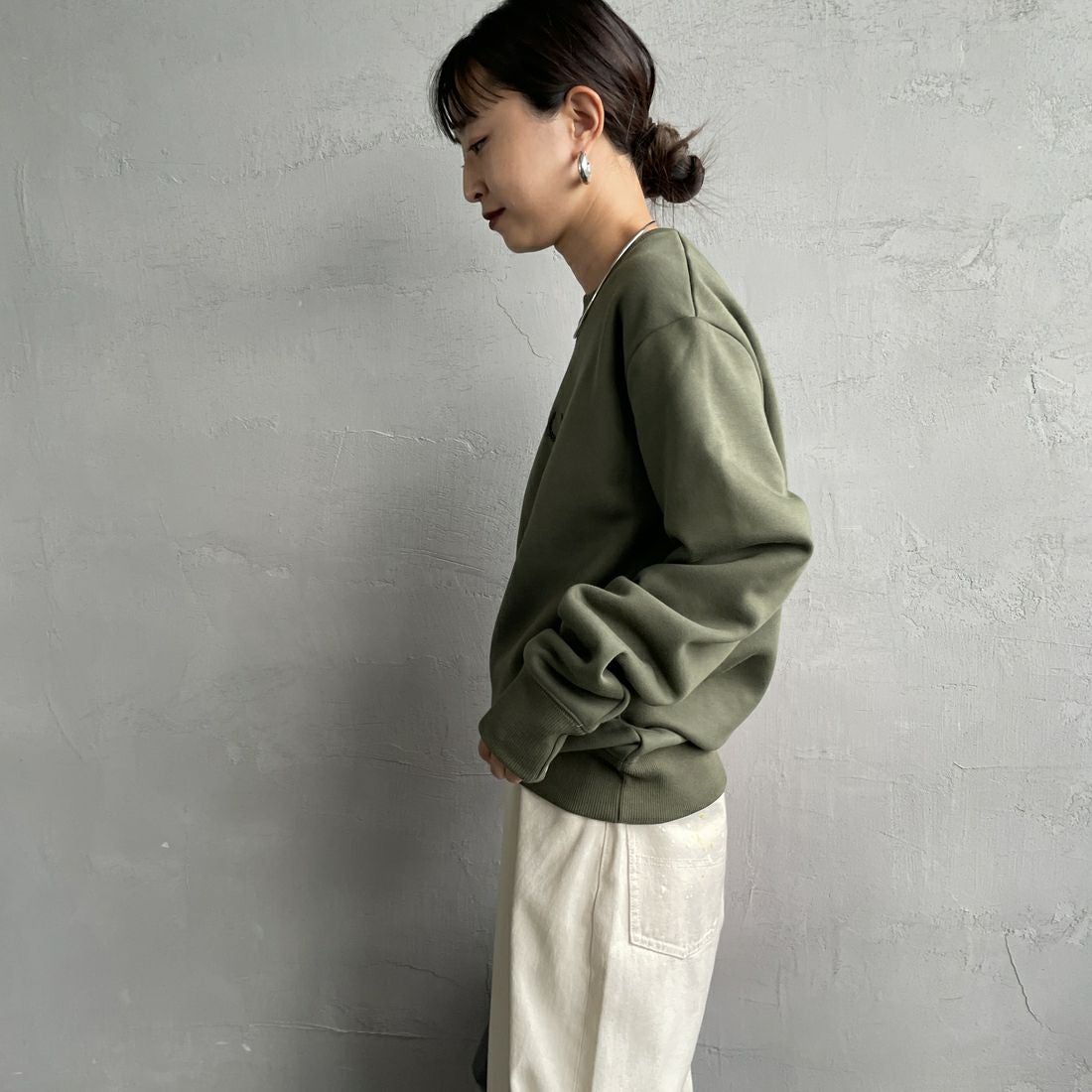 FRED PERRY [フレッドペリー] ローレルリースロゴ刺繍 クルーネックスウェット [M4727] W19 LAUREL &&モデル身長：150cm 着用サイズ：S&&