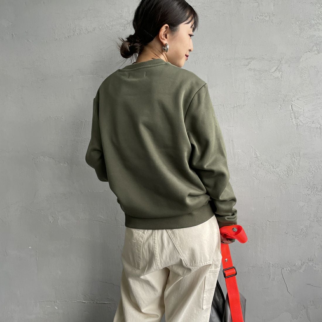 FRED PERRY [フレッドペリー] ローレルリースロゴ刺繍 クルーネックスウェット [M4727] W19 LAUREL &&モデル身長：150cm 着用サイズ：S&&