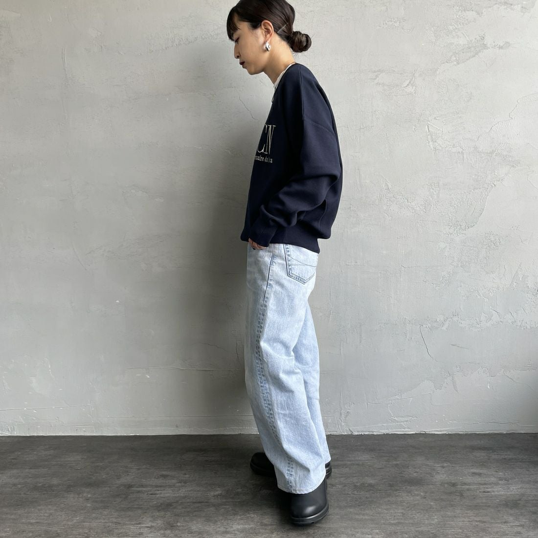 MICA&DEAL [マイカアンドディール] AMERICANA×MICA クルーネック刺繍ニット [0125308272] NAVY &&モデル身長：150cm 着用サイズ：F&&