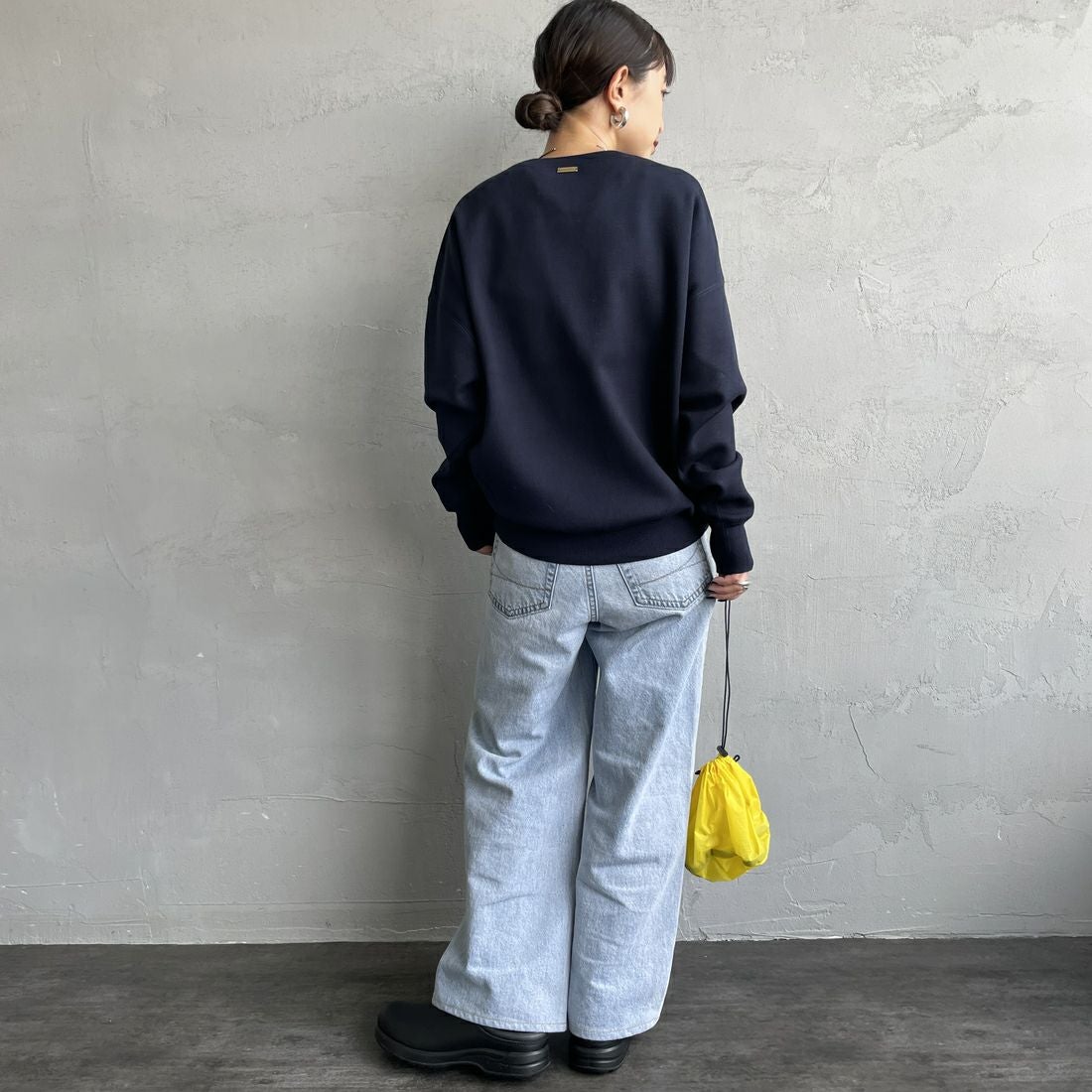 MICA&DEAL [マイカアンドディール] AMERICANA×MICA クルーネック刺繍ニット [0125308272] NAVY &&モデル身長：150cm 着用サイズ：F&&
