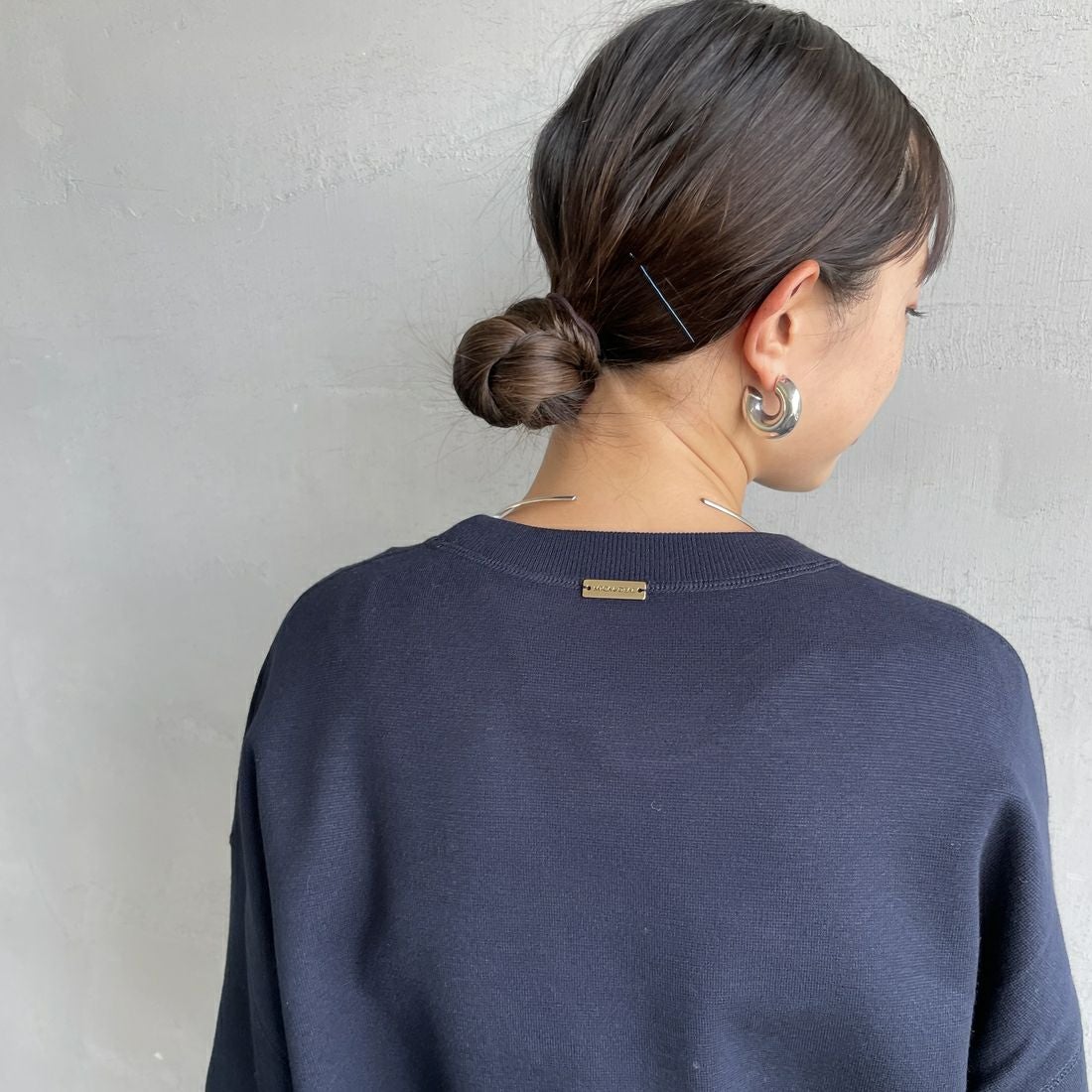 MICA&DEAL [マイカアンドディール] AMERICANA×MICA クルーネック刺繍ニット [0125308272] NAVY &&モデル身長：150cm 着用サイズ：F&&