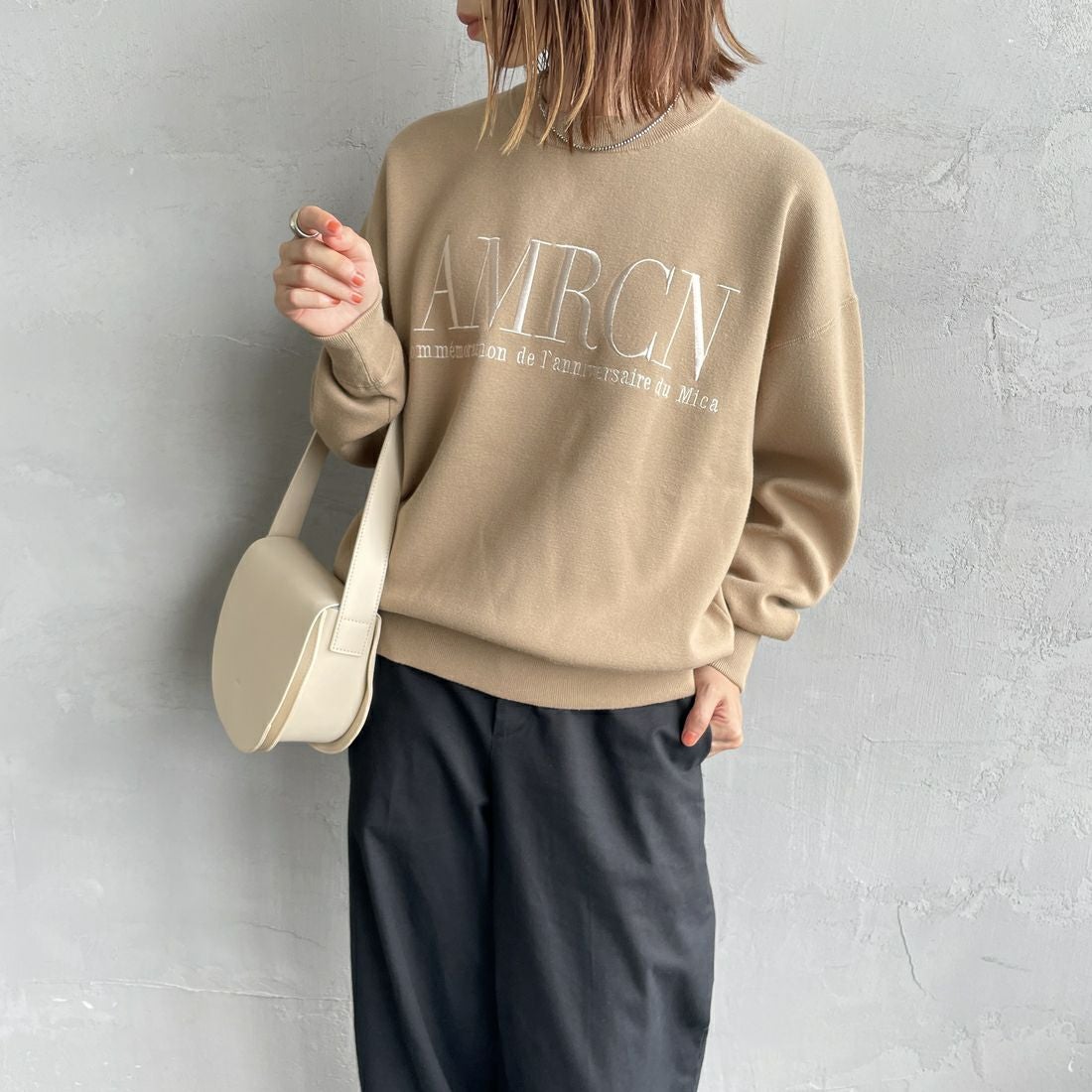 MICA&DEAL [マイカアンドディール] AMERICANA×MICA クルーネック刺繍ニット [0125308272] CAMEL &&モデル身長：158cm 着用サイズ：F&&