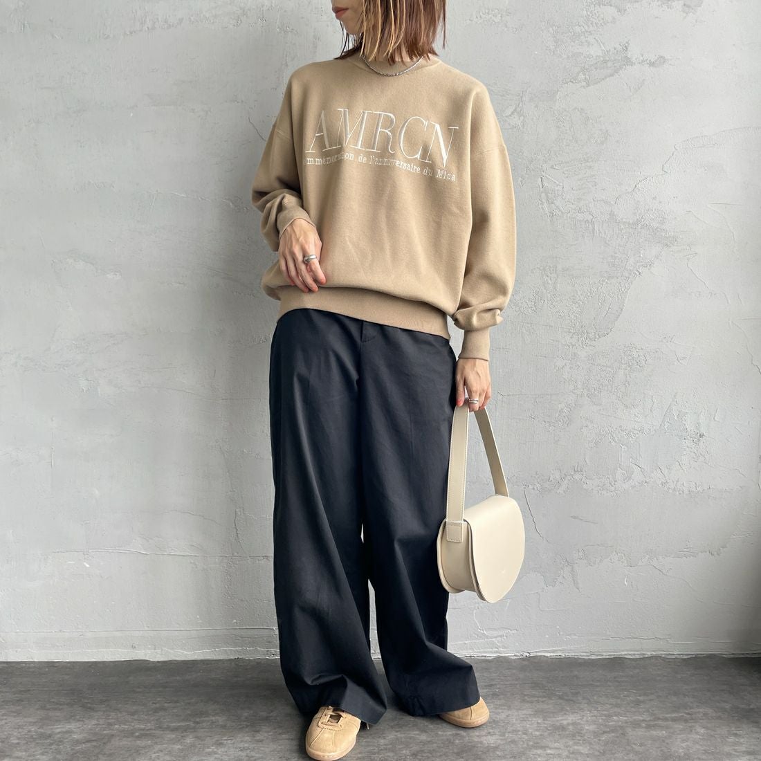 MICA&DEAL [マイカアンドディール] AMERICANA×MICA クルーネック刺繍ニット [0125308272] CAMEL &&モデル身長：158cm 着用サイズ：F&&