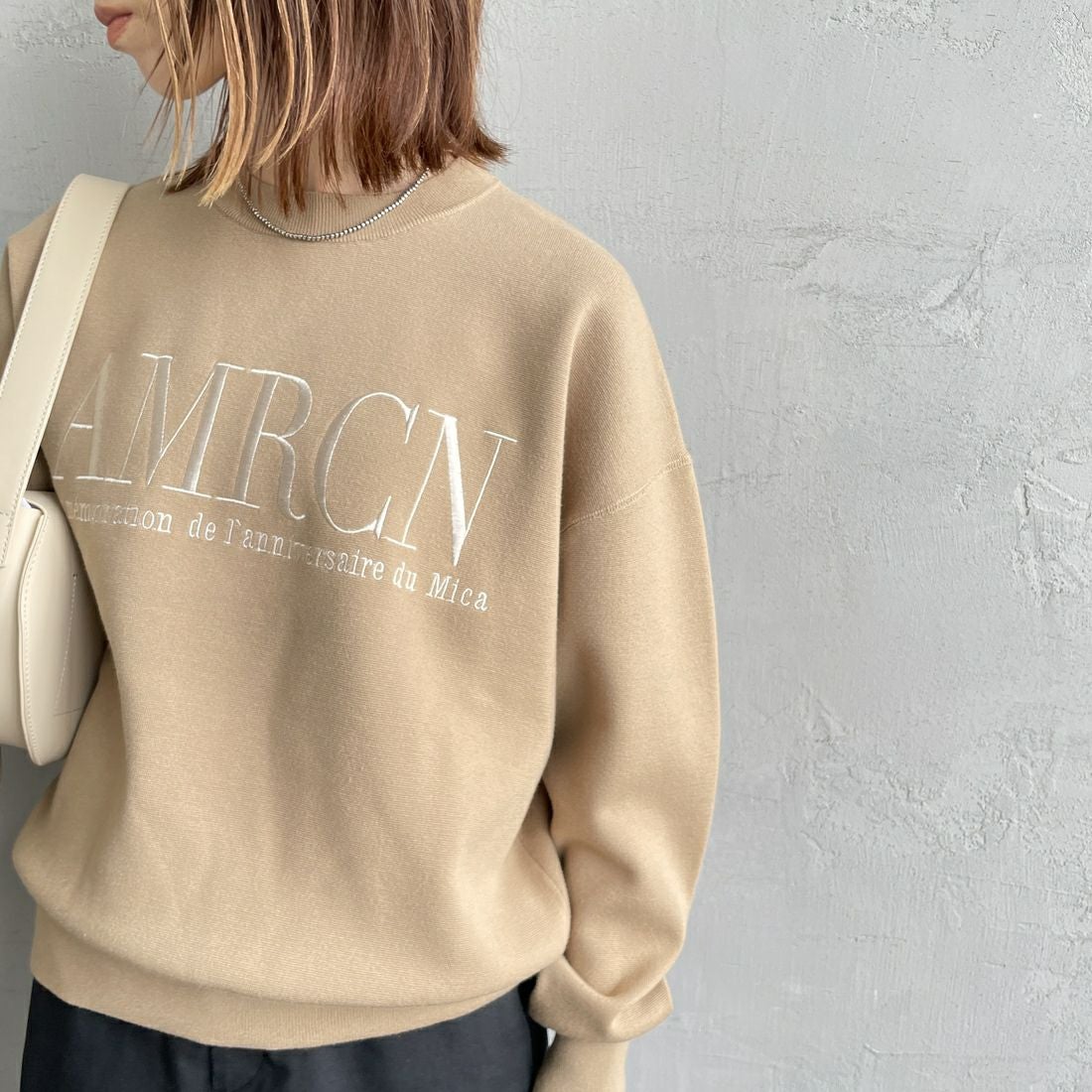 MICA&DEAL [マイカアンドディール] AMERICANA×MICA クルーネック刺繍ニット [0125308272] CAMEL &&モデル身長：158cm 着用サイズ：F&&