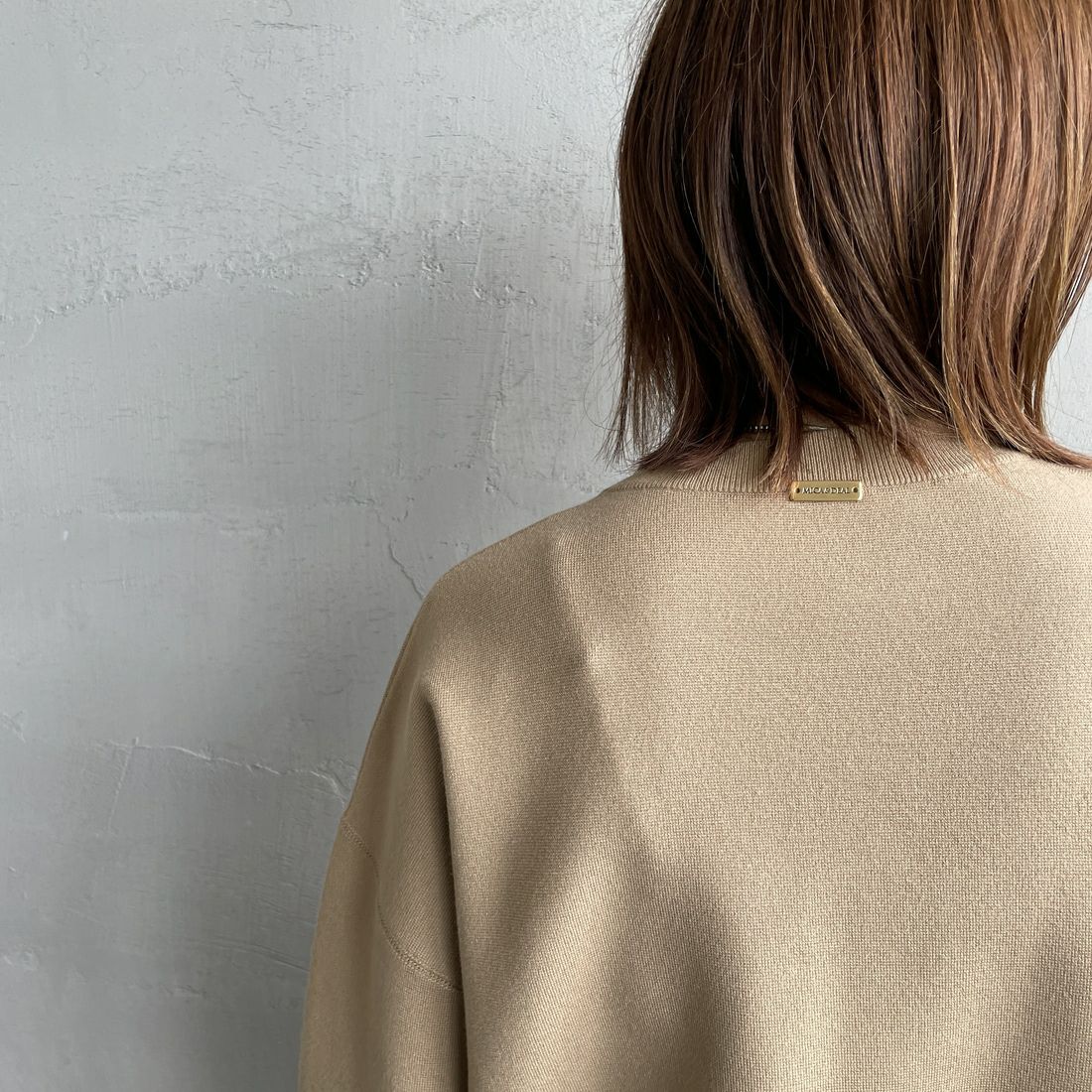 MICA&DEAL [マイカアンドディール] AMERICANA×MICA クルーネック刺繍ニット [0125308272] CAMEL &&モデル身長：158cm 着用サイズ：F&&