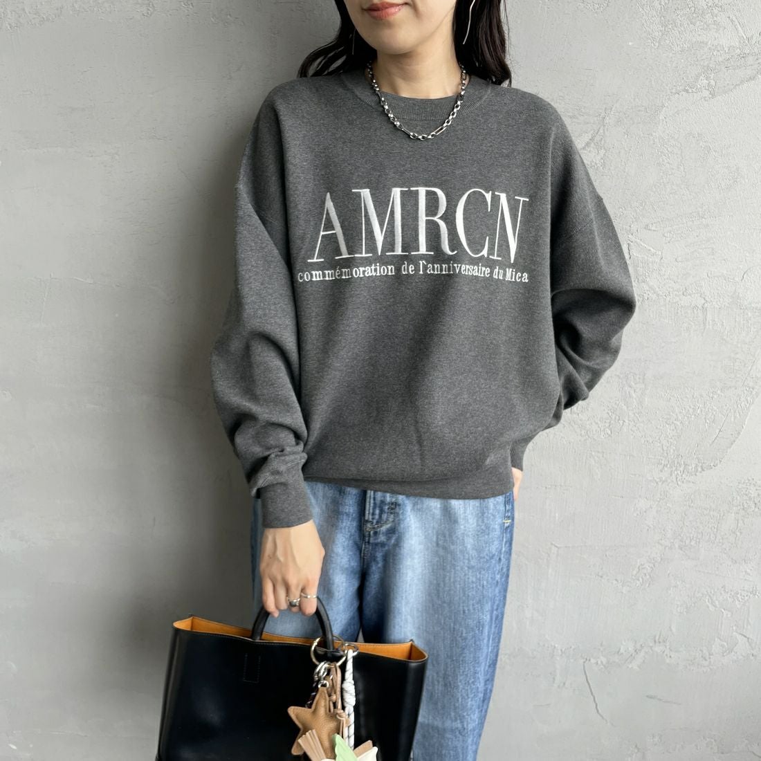 MICA&DEAL [マイカアンドディール] AMERICANA×MICA クルーネック刺繍ニット [0125308272] GRAY &&モデル身長：160cm 着用サイズ：F&&
