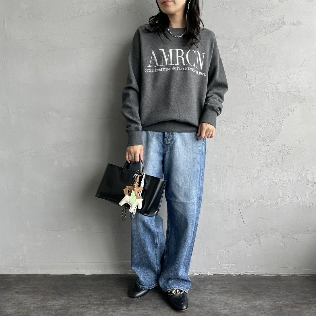 MICA&DEAL [マイカアンドディール] AMERICANA×MICA クルーネック刺繍ニット [0125308272] GRAY &&モデル身長：160cm 着用サイズ：F&&