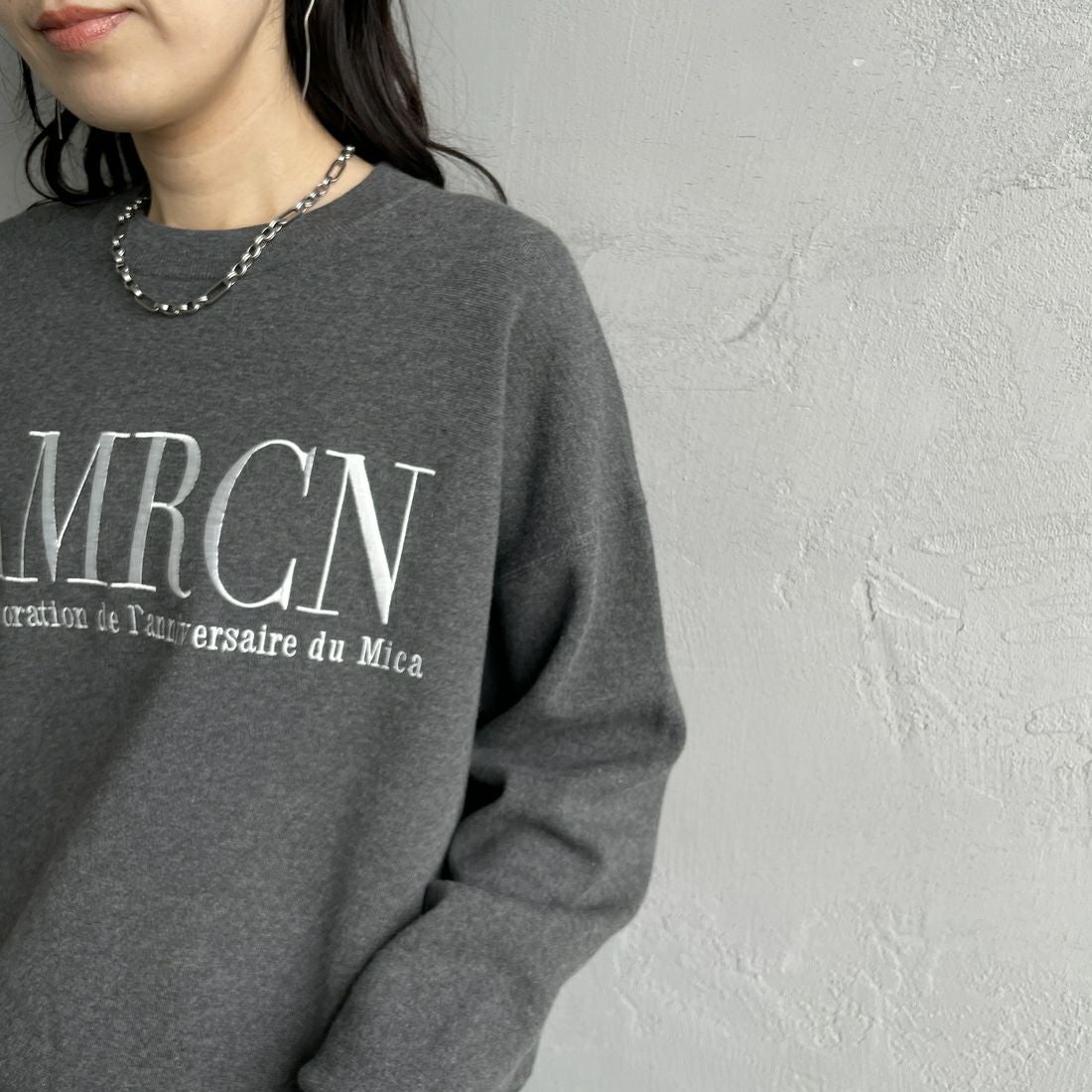 MICA&DEAL [マイカアンドディール] AMERICANA×MICA クルーネック刺繍ニット [0125308272] GRAY &&モデル身長：160cm 着用サイズ：F&&