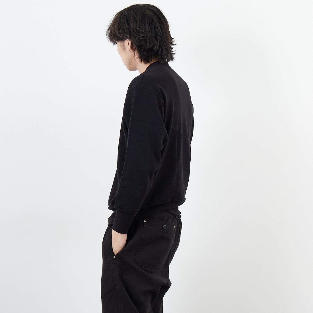 GICIPI [ジチピ] ORSO クルーネックニットソー [2504A] NERO &&モデル身長：179cm 着用サイズ：4&&