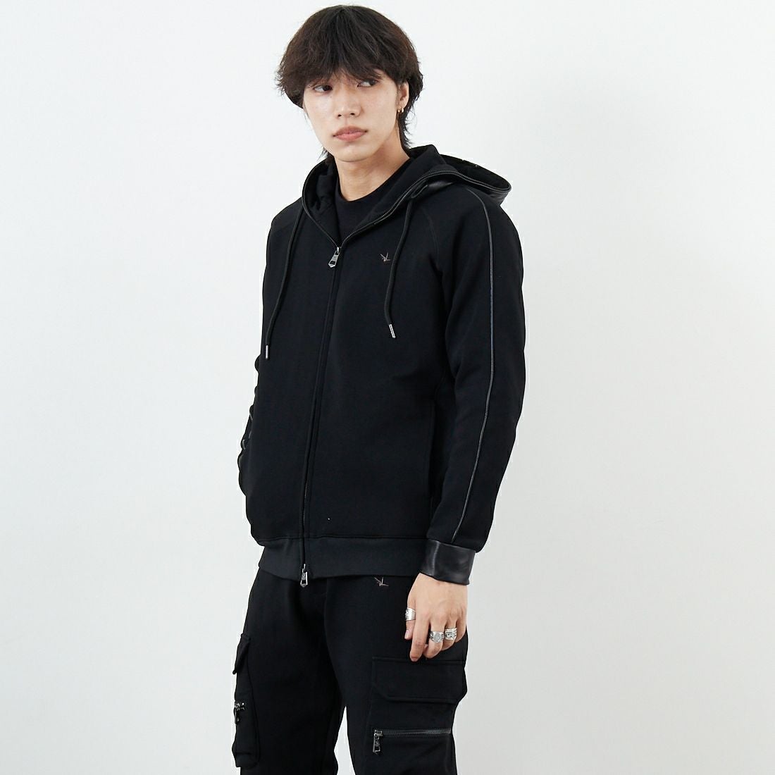 1PIU1UGUALE3 RELAX [ウノ ピゥ ウノ ウグァーレ トレ] レザーコンビネーションジップアップパーカー [USO-25095] SN90 BLACK &&モデル身長：179cm 着用サイズ：M&&