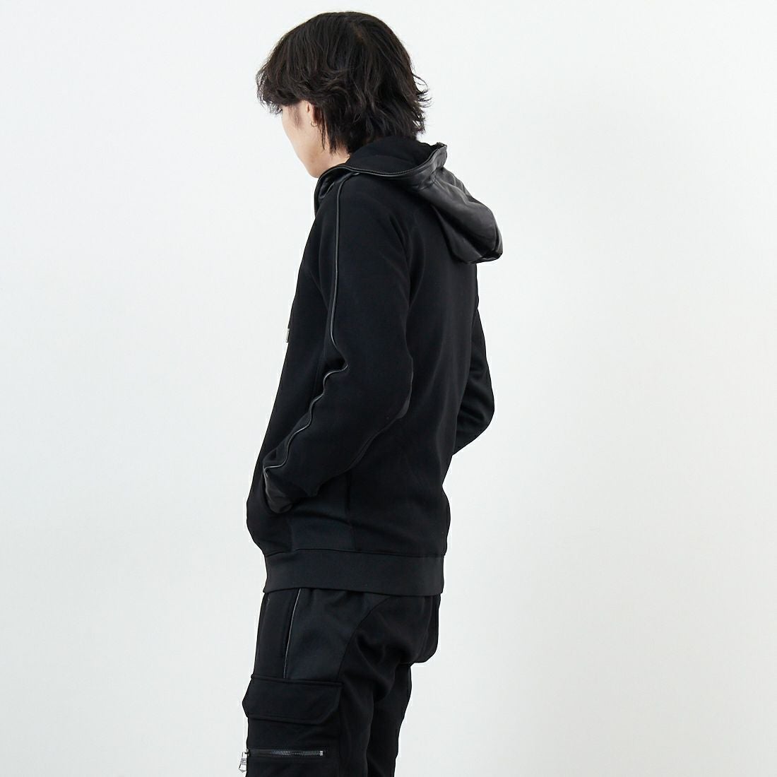 1PIU1UGUALE3 RELAX [ウノ ピゥ ウノ ウグァーレ トレ] レザーコンビネーションジップアップパーカー [USO-25095] SN90 BLACK &&モデル身長：179cm 着用サイズ：M&&