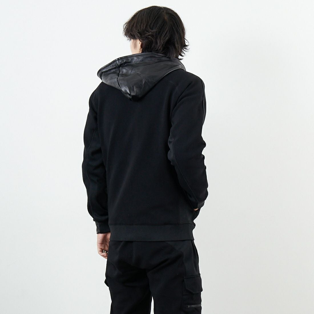 1PIU1UGUALE3 RELAX [ウノ ピゥ ウノ ウグァーレ トレ] レザーコンビネーションジップアップパーカー [USO-25095] SN90 BLACK &&モデル身長：179cm 着用サイズ：M&&