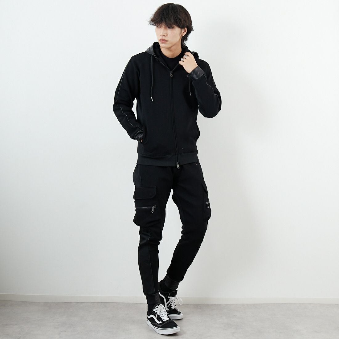 1PIU1UGUALE3 RELAX [ウノ ピゥ ウノ ウグァーレ トレ] レザーコンビネーションジップアップパーカー [USO-25095] SN90 BLACK &&モデル身長：179cm 着用サイズ：M&&