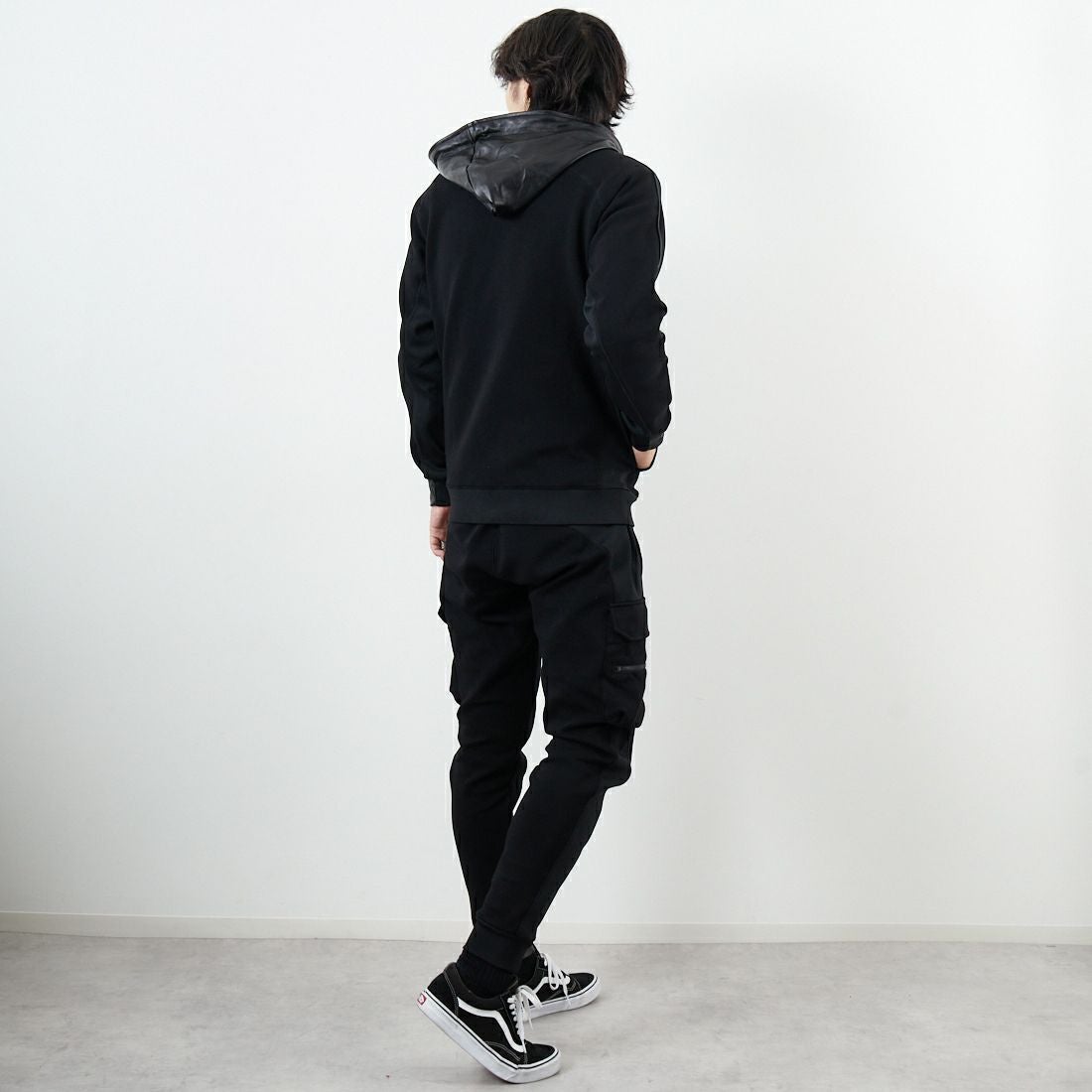 1PIU1UGUALE3 RELAX [ウノ ピゥ ウノ ウグァーレ トレ] レザーコンビネーションジップアップパーカー [USO-25095] SN90 BLACK &&モデル身長：179cm 着用サイズ：M&&