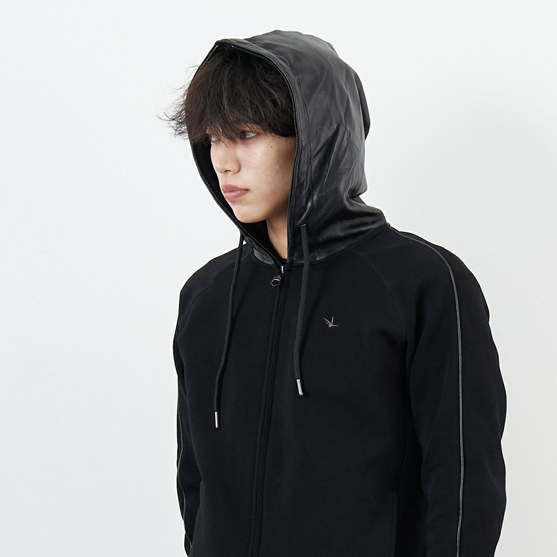 1PIU1UGUALE3 RELAX [ウノ ピゥ ウノ ウグァーレ トレ] レザーコンビネーションジップアップパーカー [USO-25095] SN90 BLACK &&モデル身長：179cm 着用サイズ：M&&