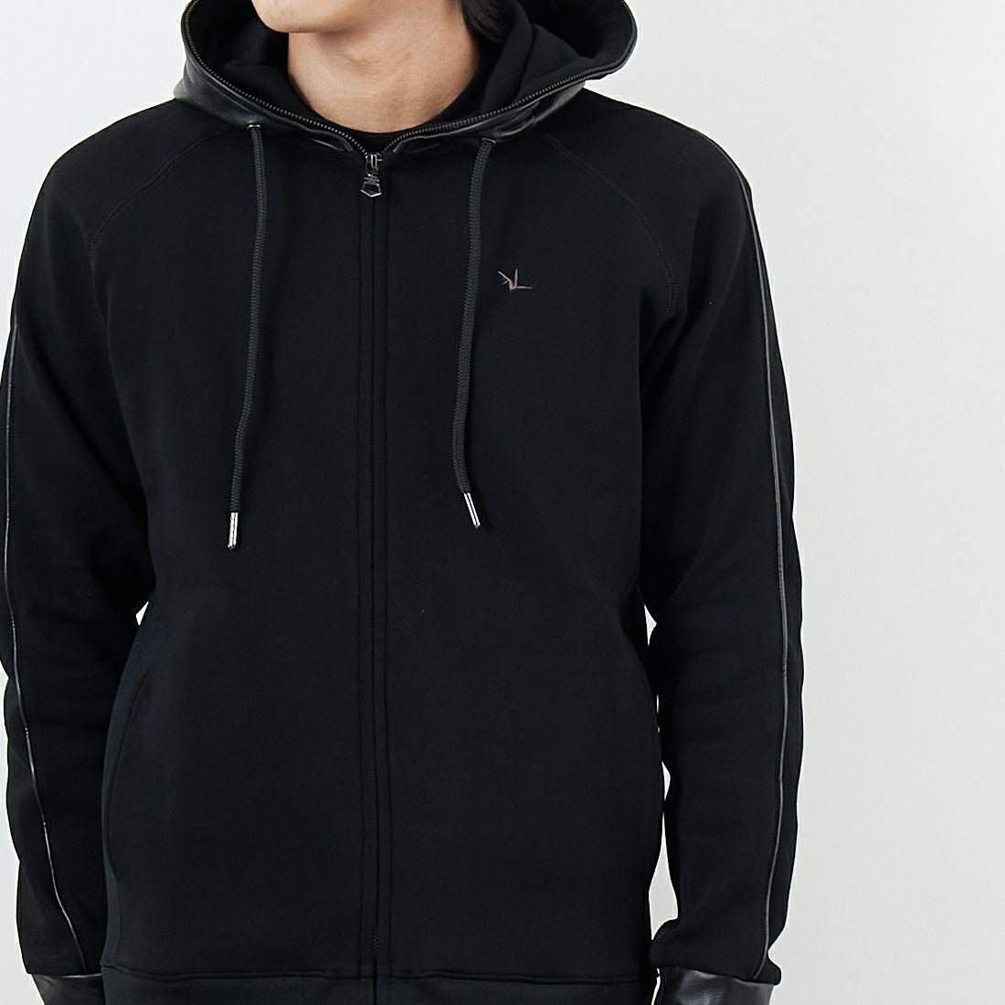 1PIU1UGUALE3 RELAX [ウノ ピゥ ウノ ウグァーレ トレ] レザーコンビネーションジップアップパーカー [USO-25095] SN90 BLACK &&モデル身長：179cm 着用サイズ：M&&