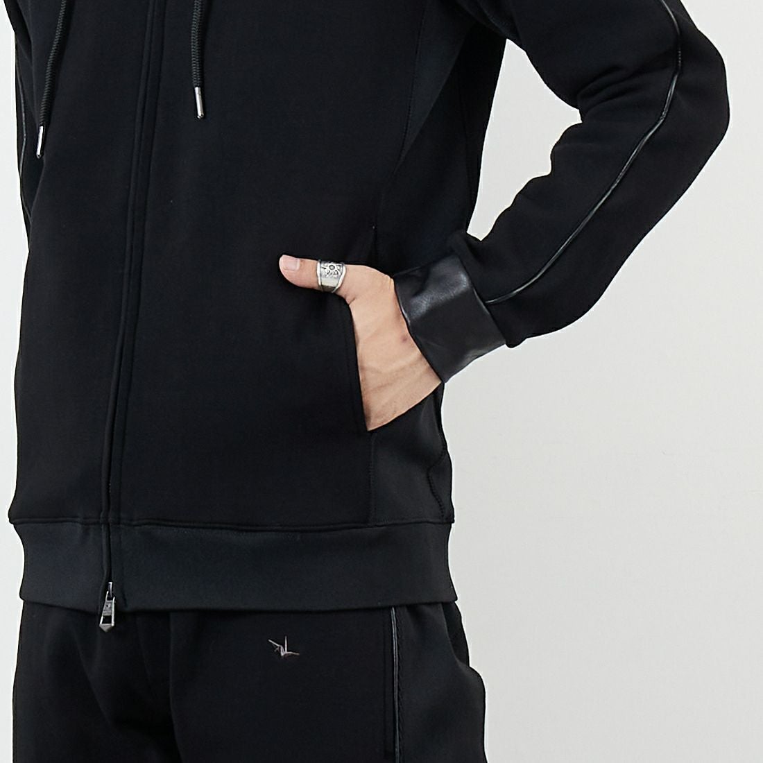 1PIU1UGUALE3 RELAX [ウノ ピゥ ウノ ウグァーレ トレ] レザーコンビネーションジップアップパーカー [USO-25095] SN90 BLACK &&モデル身長：179cm 着用サイズ：M&&