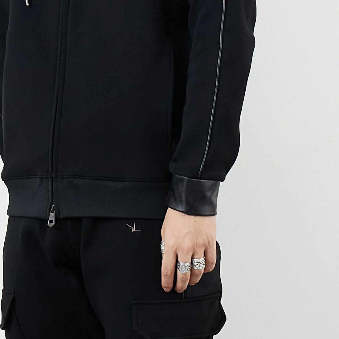 1PIU1UGUALE3 RELAX [ウノ ピゥ ウノ ウグァーレ トレ] レザーコンビネーションジップアップパーカー [USO-25095] SN90 BLACK &&モデル身長：179cm 着用サイズ：M&&