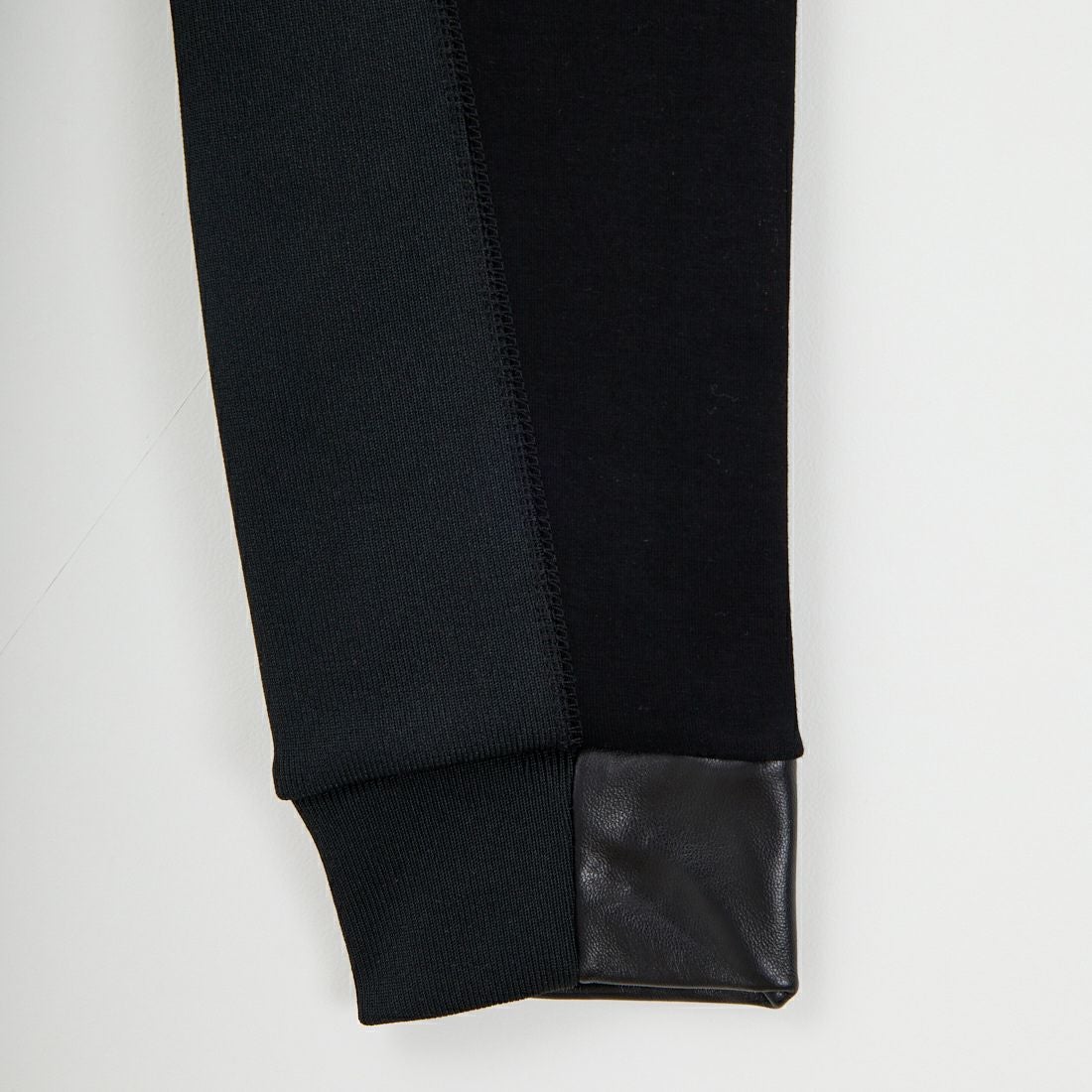 1PIU1UGUALE3 RELAX [ウノ ピゥ ウノ ウグァーレ トレ] レザーコンビネーションジップアップパーカー [USO-25095] SN90 BLACK