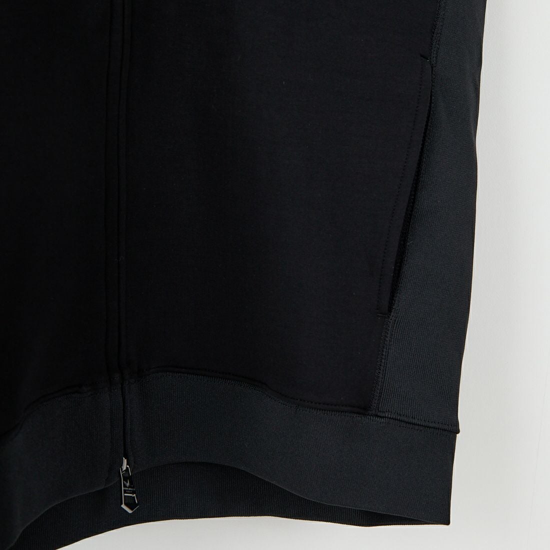 1PIU1UGUALE3 RELAX [ウノ ピゥ ウノ ウグァーレ トレ] レザーコンビネーションジップアップパーカー [USO-25095] SN90 BLACK